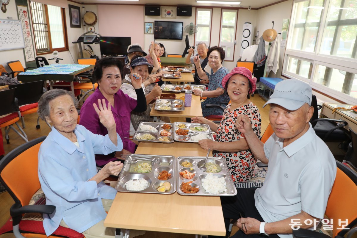 23일 서울 구로구 개봉2동 경로당 노인들이 ‘주5일 밥상’으로 제공된 점심 식사를 즐기고 있다. 서울시는 지난달부터 관내 일부 경로당에서 제공하는 주5일 점심 식사를 단계적으로 확대하고 있다. 
김동주 기자 
zoo@donga.com