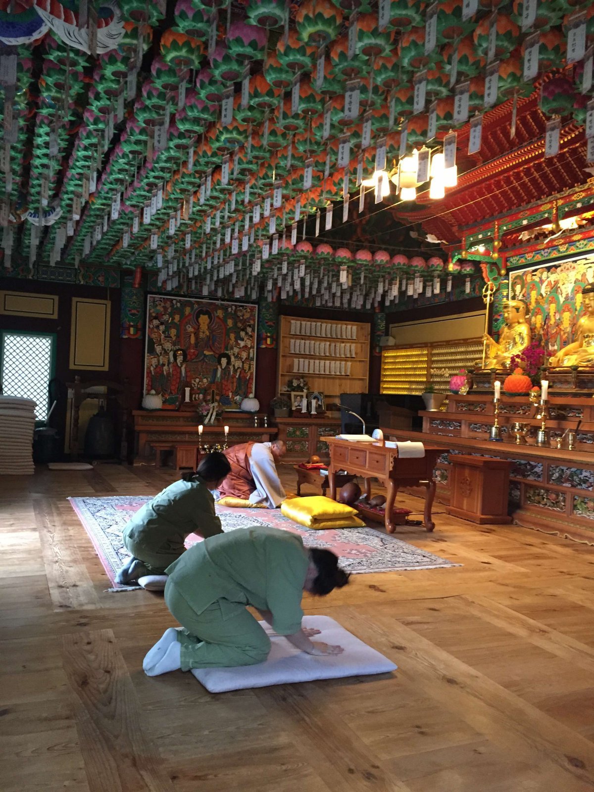 강원 강릉 현덕사 전경(위쪽 사진). 스님 2명이 있는 작은 절이지만 템플스테이로 지난해에만 2100명 넘게 다녀갔고, 조계종 평가에서도 최우수 등급(A)을 받았다. 템플스테이 참가자들이 절을 하고 있다. 현덕사 제공