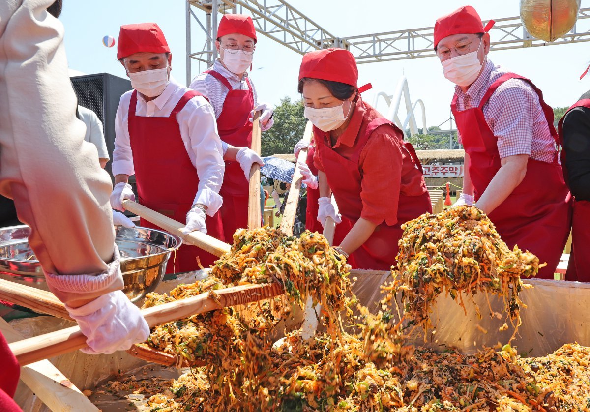 작년 괴산고추축제 때 대형 비빔밥을 만드는 모습. 괴산군 제공