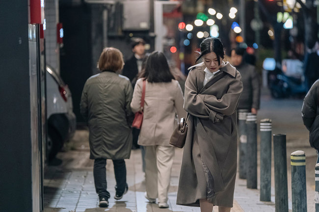 영화 ‘한국이 싫어서’에서 20대 후반 여성 ‘계나’(고아성)가 한국 거리를 방황하는 모습. 배우 고아성은 22일 인터뷰에서 “직장 생활을 하면서 지쳐 버린 한국의 청춘을 표현하고 싶었다”고 했다. 디스테이션 제공