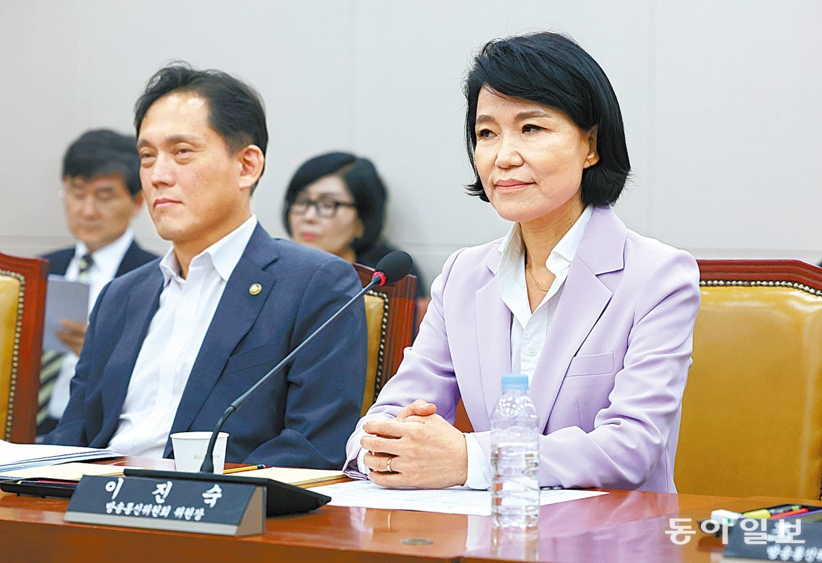 14일 국회 과학기술정보방송통신위원회 청문회에 참석한 이진숙 방송통신위원회 위원장(오른쪽)과 김태규 부위원장. 박형기 기자 oneshot@donga.com