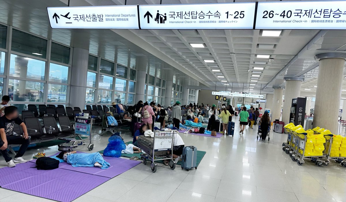 27일 오전 제주국제공항 국내선 출발층 대합실에서 간밤 결항 항공편 승객들이 매트 위 쪽잠을 자고 있다. (독자 제공) 2024.8.27. 뉴스1