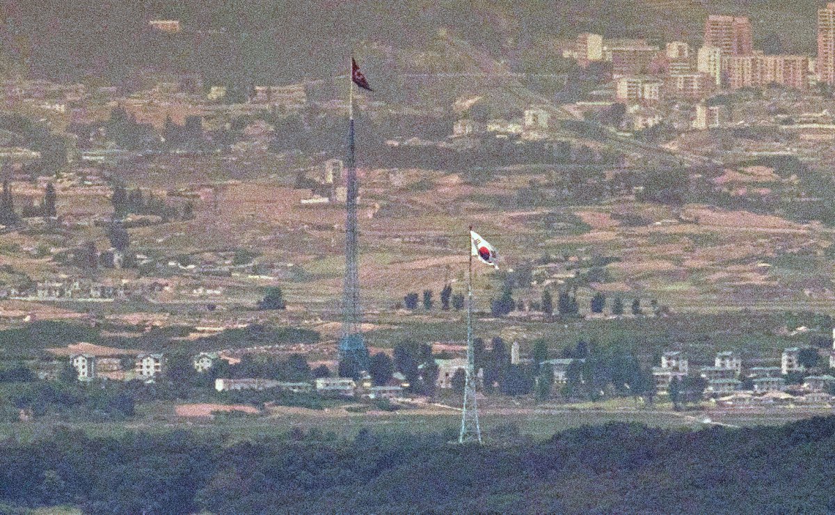 파주 접경지역에서 바라본 비무장지대(DMZ) 북한 기정동 마을의 인공기와 남한 대성동 마을의 태극기가 나란히 펄럭이고 있다. 2024.6.6/뉴스1