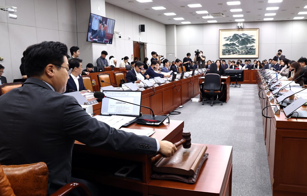 박찬대 국회 운영위원장이 27일 오전 서울 여의도 국회에서 열린 운영위 전체회의에서 의사봉을 두드리고 있다.  2024.8.27 뉴스1