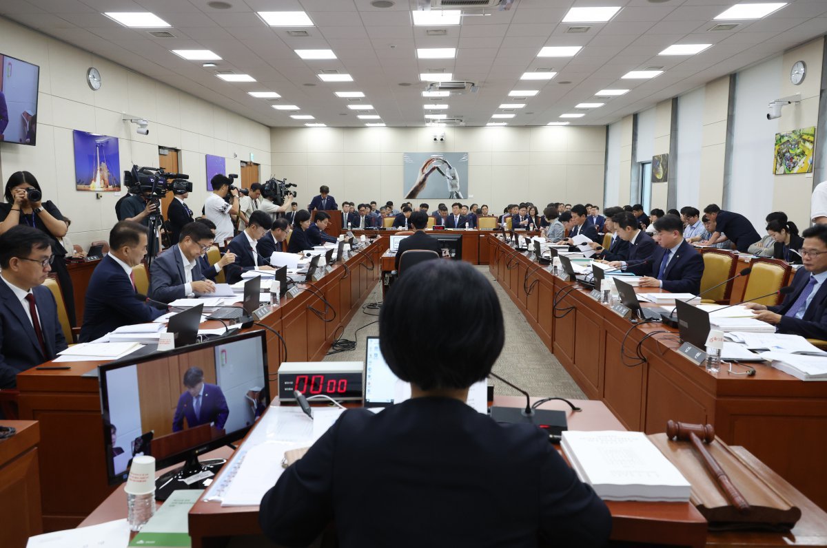 최민희 국회 과방위원장이 27일 서울 여의도 국회에서 열린 제8차 과학기술정보방송통신위원회 전체회의를 주재하고 있다. 2024.08.27. [서울=뉴시스]