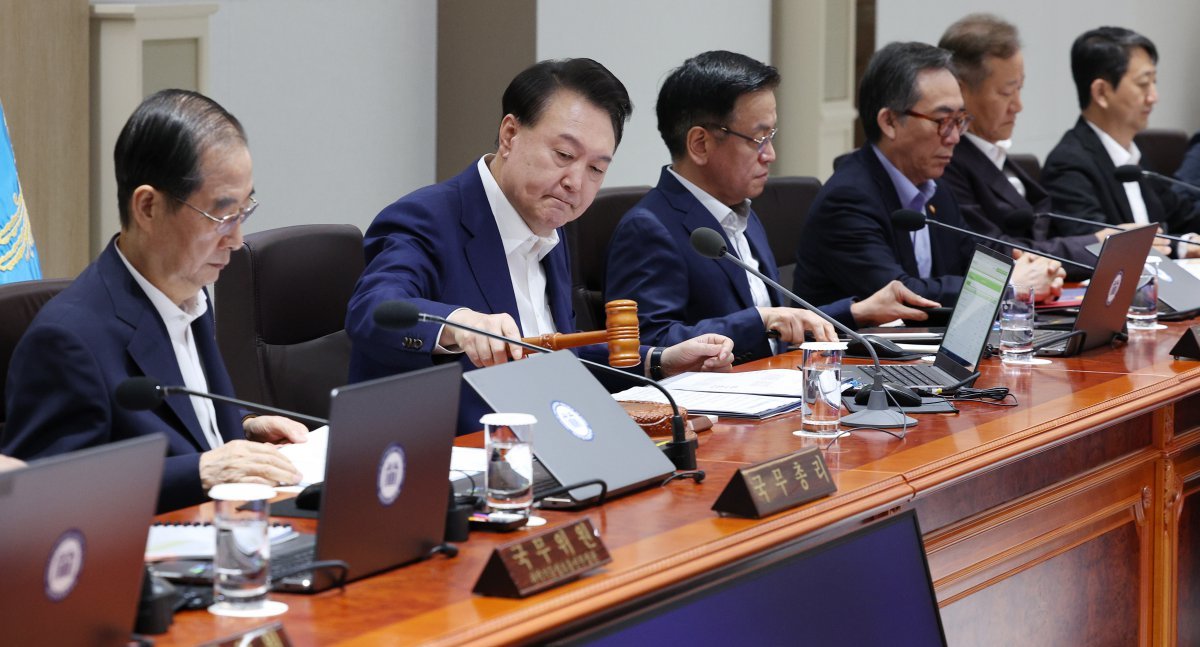 윤석열 대통령이 27일 서울 용산구 대통령실에서 제37회 국무회의를 주재하고 있다. 대통령실사진기자단