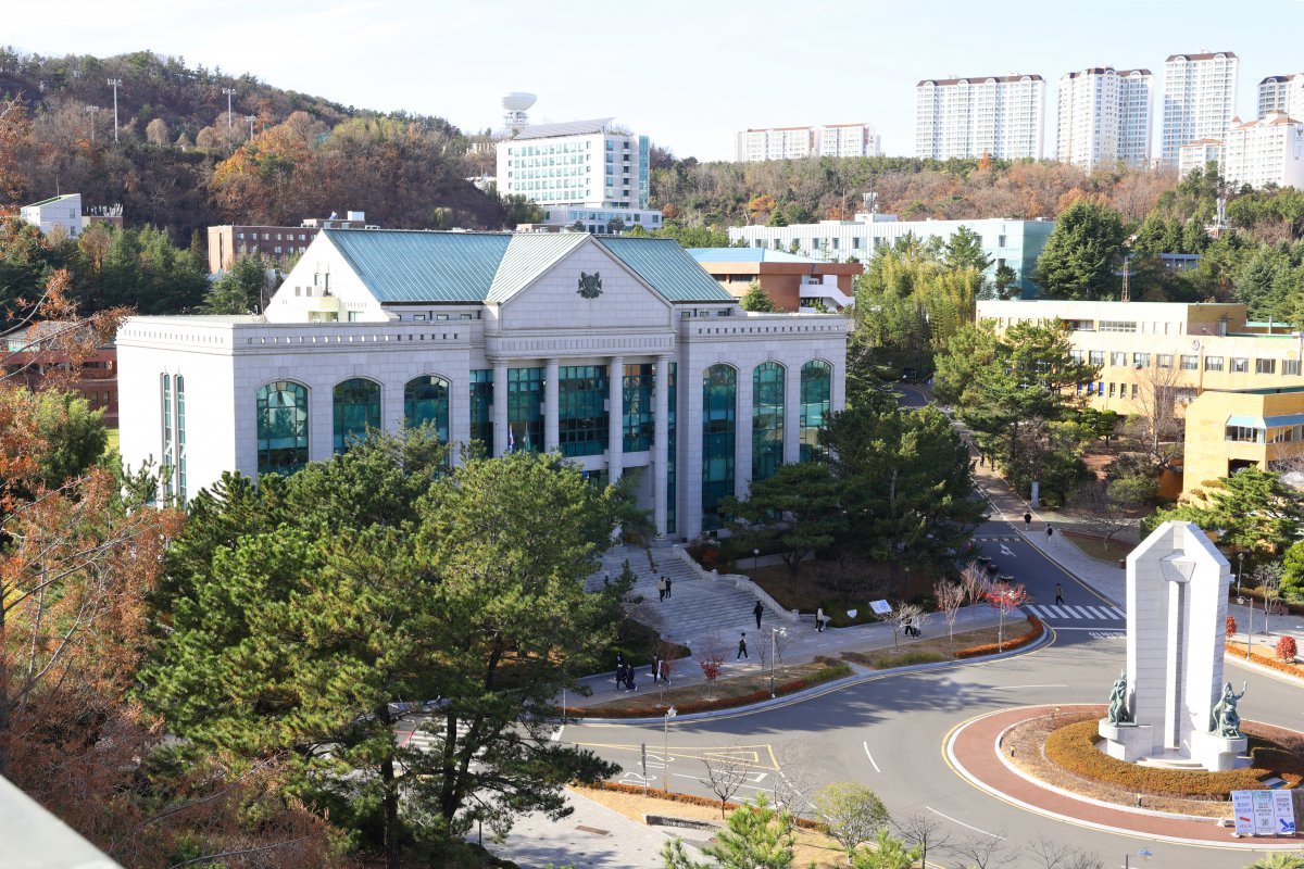 울산대학교는 미래모빌리티와 저탄소그린에너지 분야 지역 인재 육성에 많은 공을 들이고 있다.사진은 울산대 전경. 울산대 제공