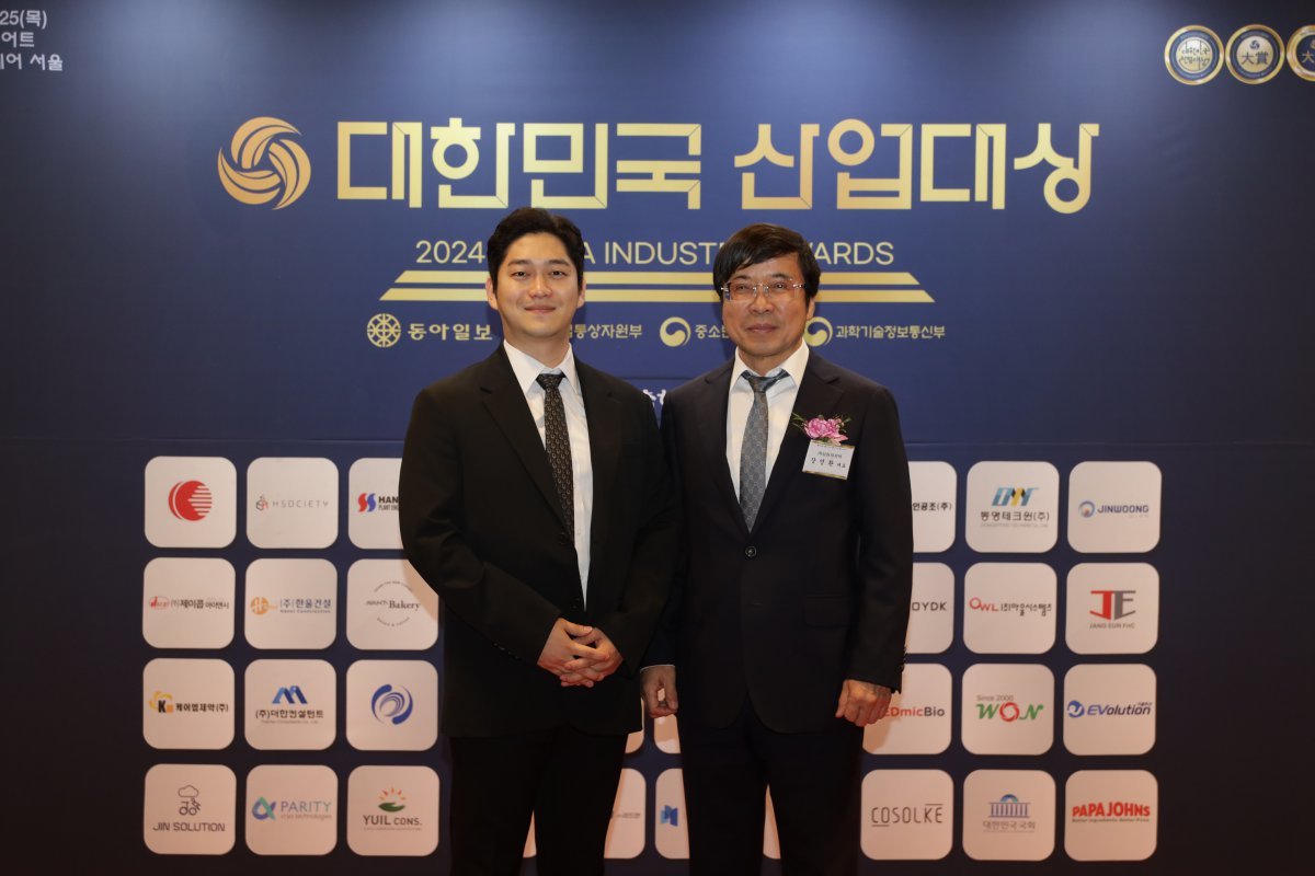 삼원파워텍의 장영환 대표(오른쪽)와 장동완 과장