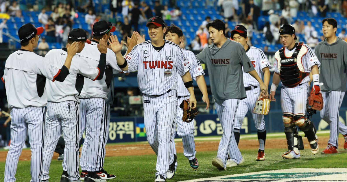 KT전을 6-1 승리로 마친 LG 선수단이 코칭 스태프와 하이파이브를 하고 잇다. 뉴시스