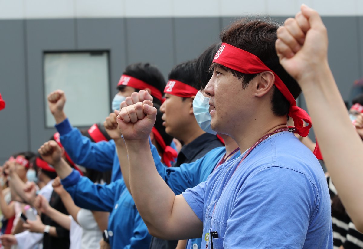 보건의료노조 국립중앙의료원지부 노조원들이 26일 서울 중구 국립중앙의료원에서 총파업 투쟁 선전전을 갖고 구호를 외치고 있다. 2024.8.26. 뉴스1