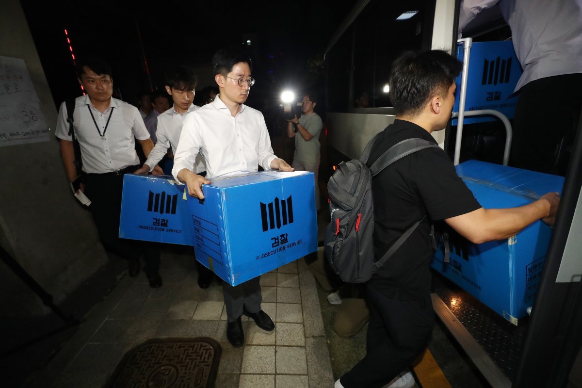 서울 강남구 위메프 본사에서 검찰 수사관들이 압수수색을 마친 뒤 압수품을 옮기고 있다. ⓒ News1