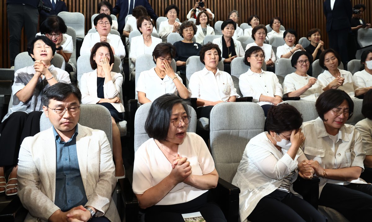 대한간호협회 소속 간호사들이 28일 오후 서울 여의도 국회에서 열린 제417회국회(임시회) 제2차 본회의에서 진료지원(PA) 간호사의 의료 행위를 법으로 보호하는 것을 골자로 하는 간호법 제정안이 통과되자 기뻐하고 있다. 2024.8.28/뉴스1