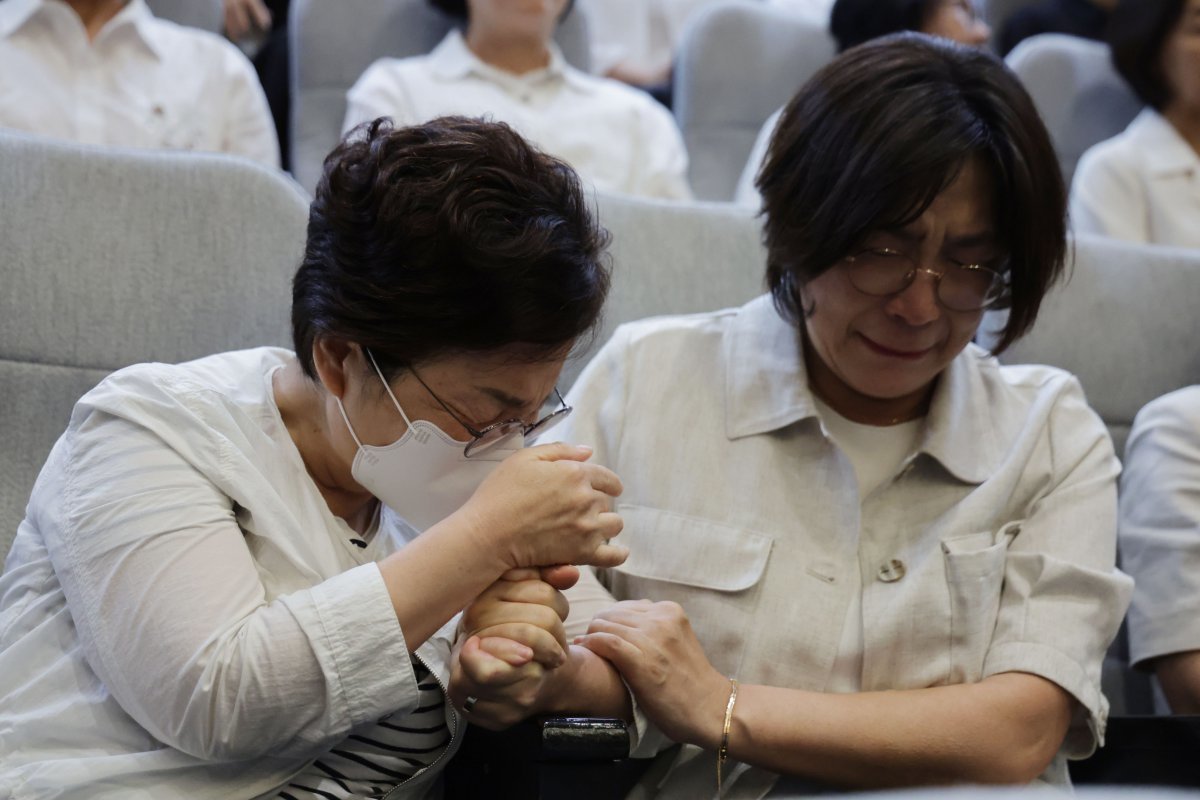 28일 서울 여의도 국회에서 열린 본회의에서 간호법이 통과되자 참관석에 있던 전현직 간호사들이 감정에 복받쳐 울고 있다. 박형기 기자 oneshot@donga.com