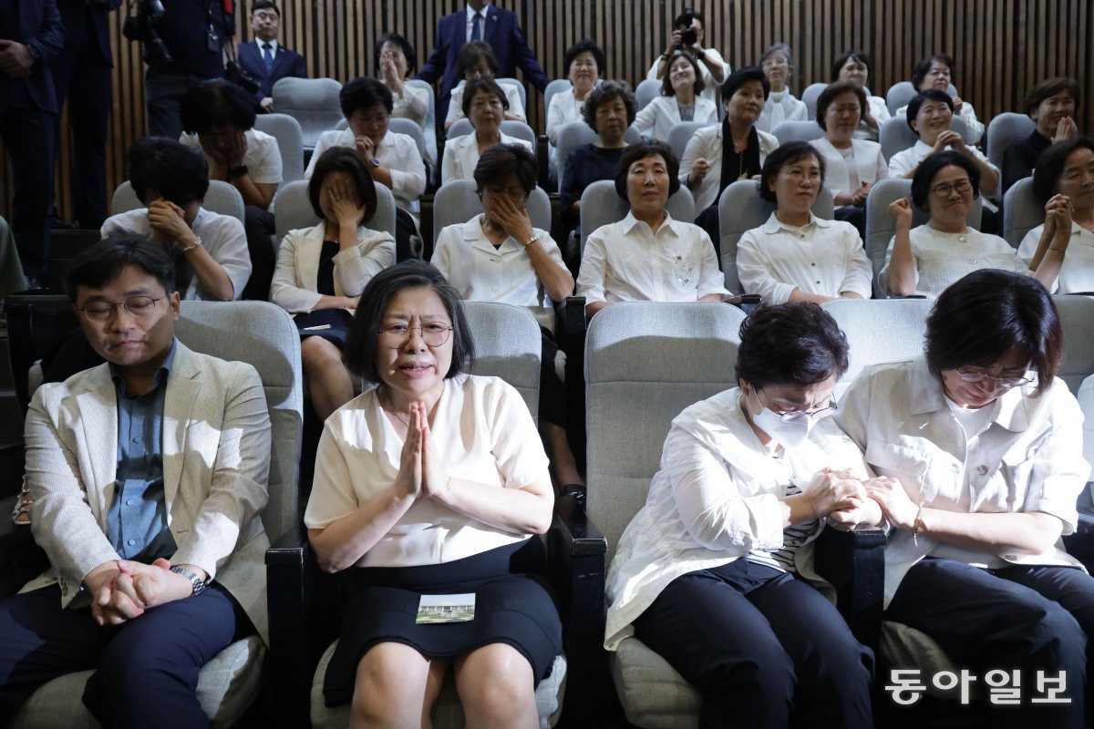 “숙원 해결” 눈물 짓는 간호사들
28일 국회 본회의에서 간호법 제정안이 통과되자 방청석에 있던 전현직 간호사들이 눈물을 흘리고 있다. 대한간호협회는 법안 통과 직후 “입법 시도 19년 만에 이뤄진 역사적 사건”이라며 환영했지만, 대한의사협회는 “의료대란을 가중시킨 범죄로 기억될 것”이라며 반발했다. 박형기 기자 oneshot@donga.com