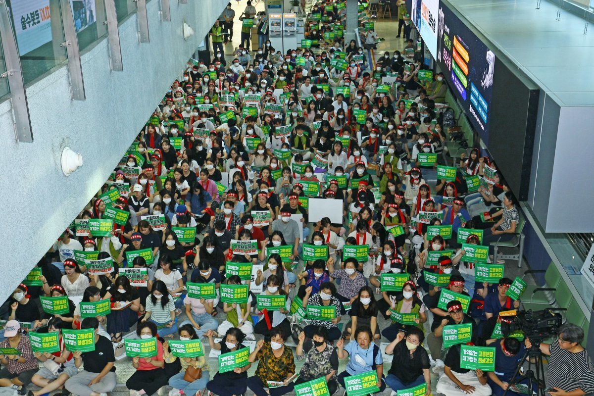 전국보건의료산업노동조합 총파업 하루 전인 28일 광주 동구 조선대학교 병원에서 노조원들이 전야제를 열고 투쟁 구호를 외치고 있다. 2024.8.28/뉴스1