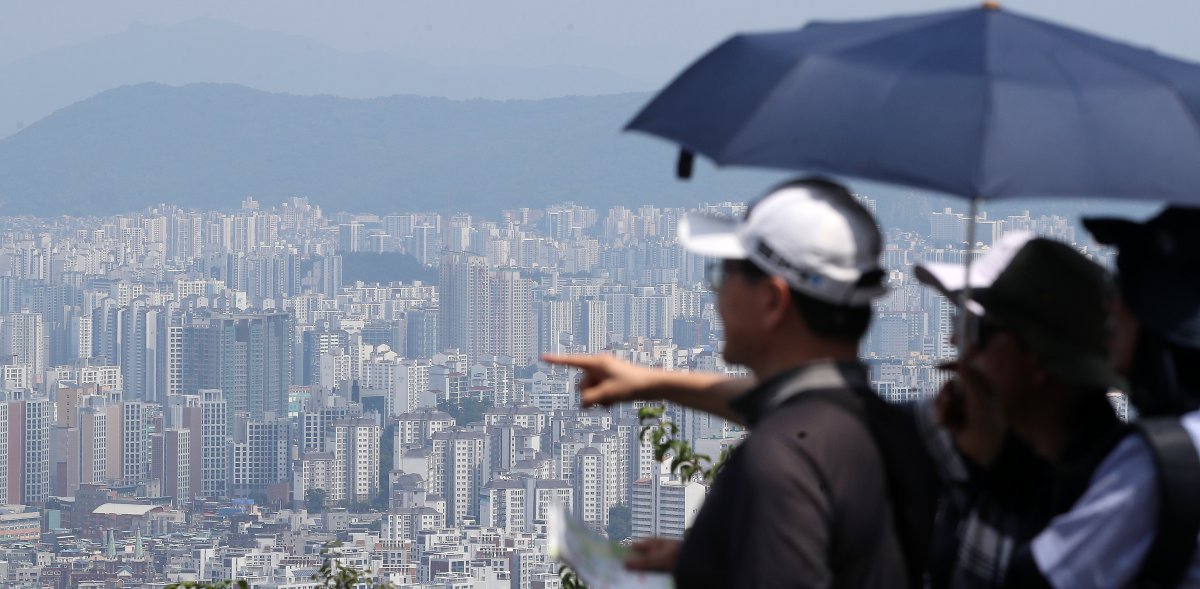 서울 남산에서 바라본 아파트 단지. 2024.8.14/뉴스1