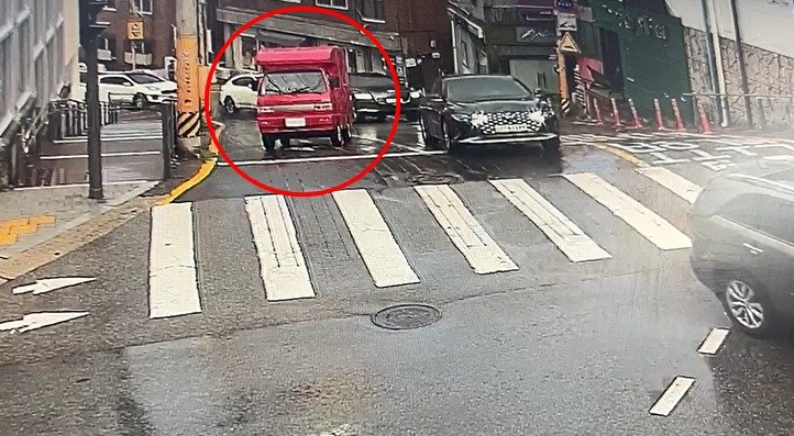 지난 24일 오후 6시30분쯤 서울 성동구 옥수동의 한 비탈길에서 빨간 트럭 운전자가 ‘차가 뒤로 밀릴 것 같다’고 경찰에 신고했다. 서울 성동경찰서 제공