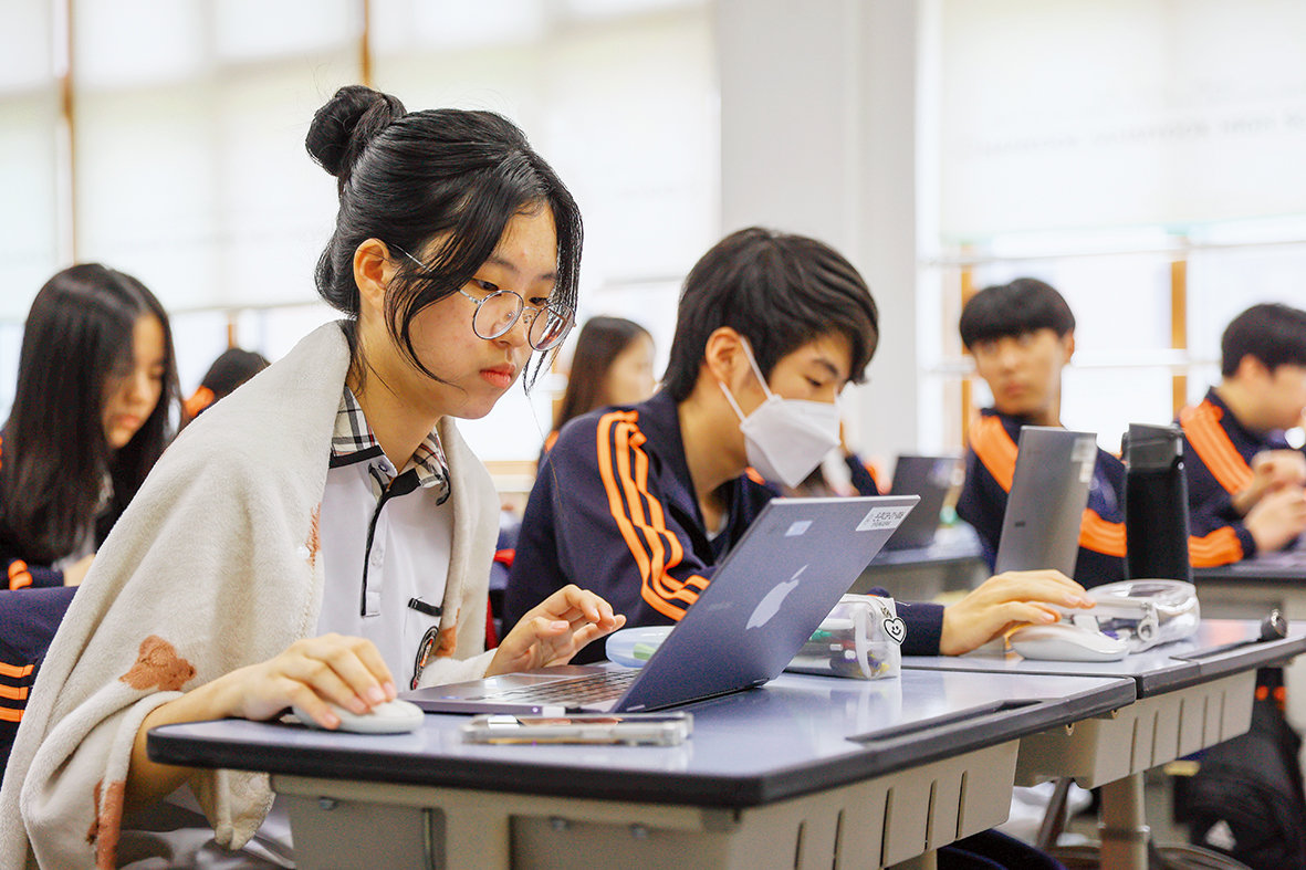 디지털 기기를 사용해 수업을 듣는 학생들. 사진제공 서울시교육청