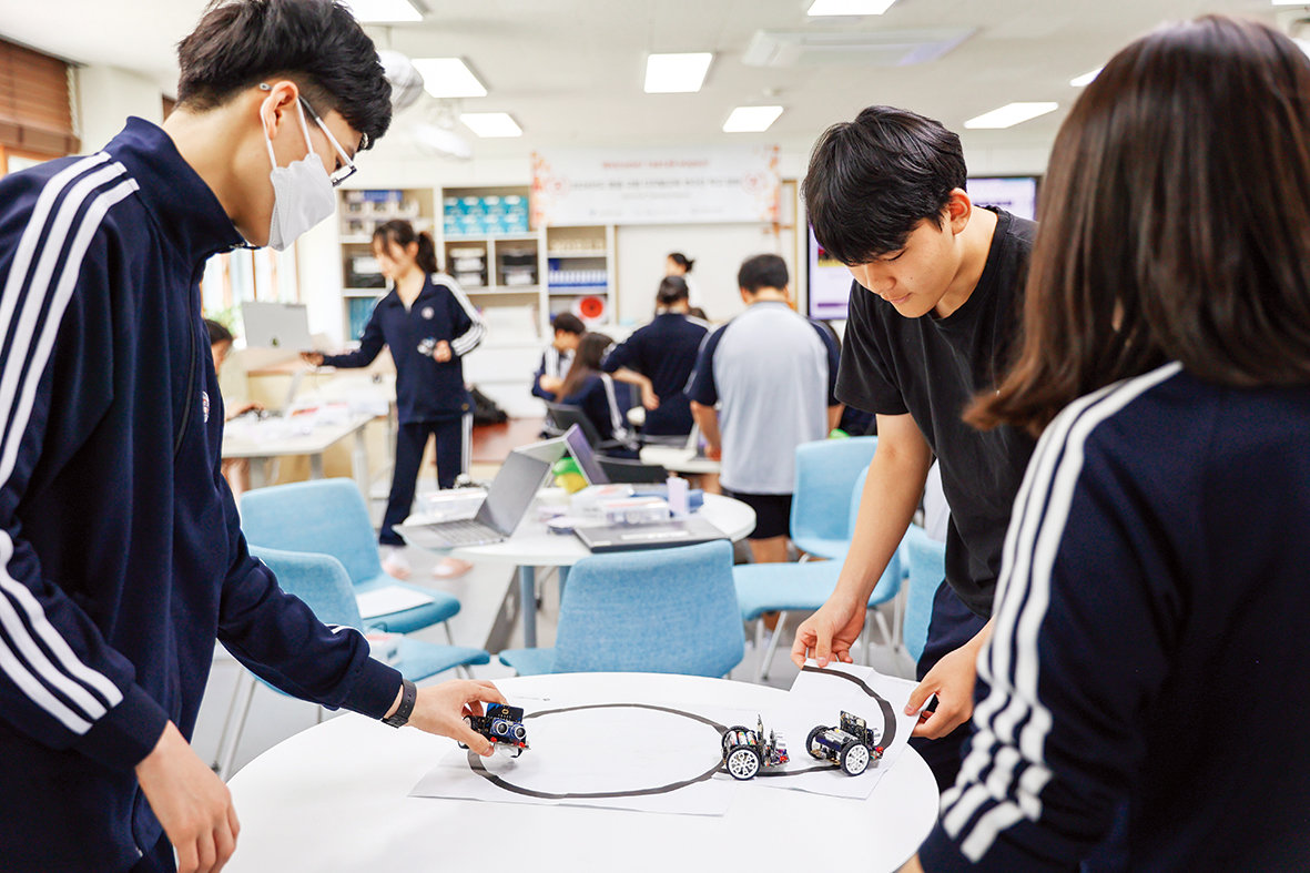 코딩 실습을 통해 스마트 RC카를 만드는 학생들. 사진제공 서울시교육청