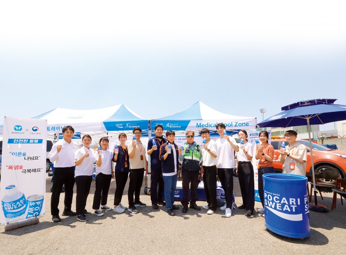 동아오츠카는 김포공항에서 제주항공과 온열질환 예방 캠페인을 진행했다. 사진 제주항공 제공