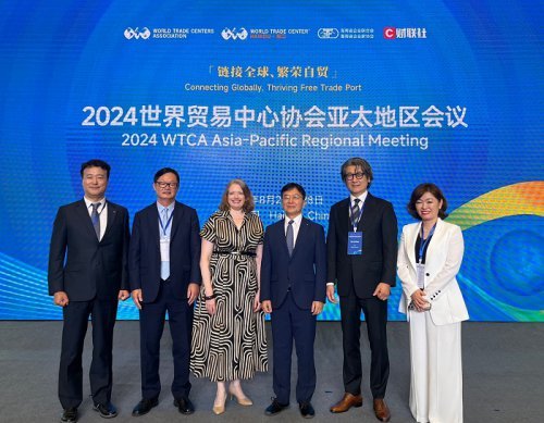 지난 26일 중국 하이난다오 성의 하이코우 시에서 개최된 2024 WTCA Asia Pacific Regional Meeting에서 WTC Jeju의 탄생 공식 발표 행사. 왼쪽부터 황용균 WTC Jeju CEO, Scott Wang WTCA Vice President APAC, Crystal Edn Executive Director member services, Dr. Li Mingxing WTCA APAC Regional Advisory Council, 김인환 WTC Jeju Founding Chairman, Zhu Xiolan WTC Haikou Chief Representative)