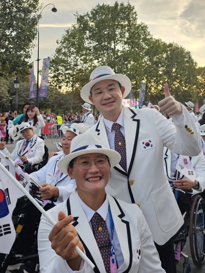 배동현 선수단장이 선수단과 함께 파리 콩코르드 광장을 향해 입장하고 있다