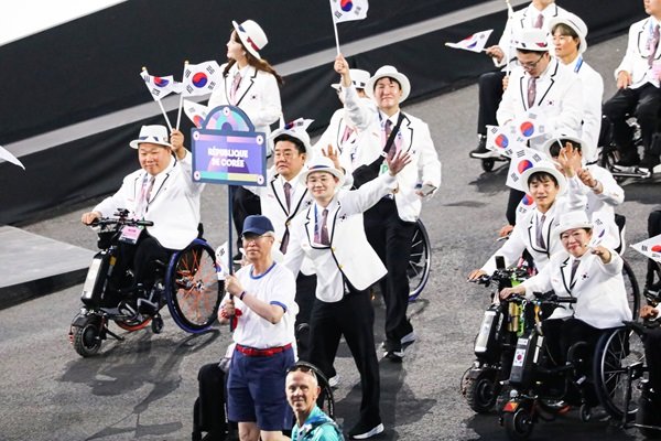 배동현 선수단장이 파리 패럴림픽대회 개회식에서 선수단과 함께 입장하고 있다