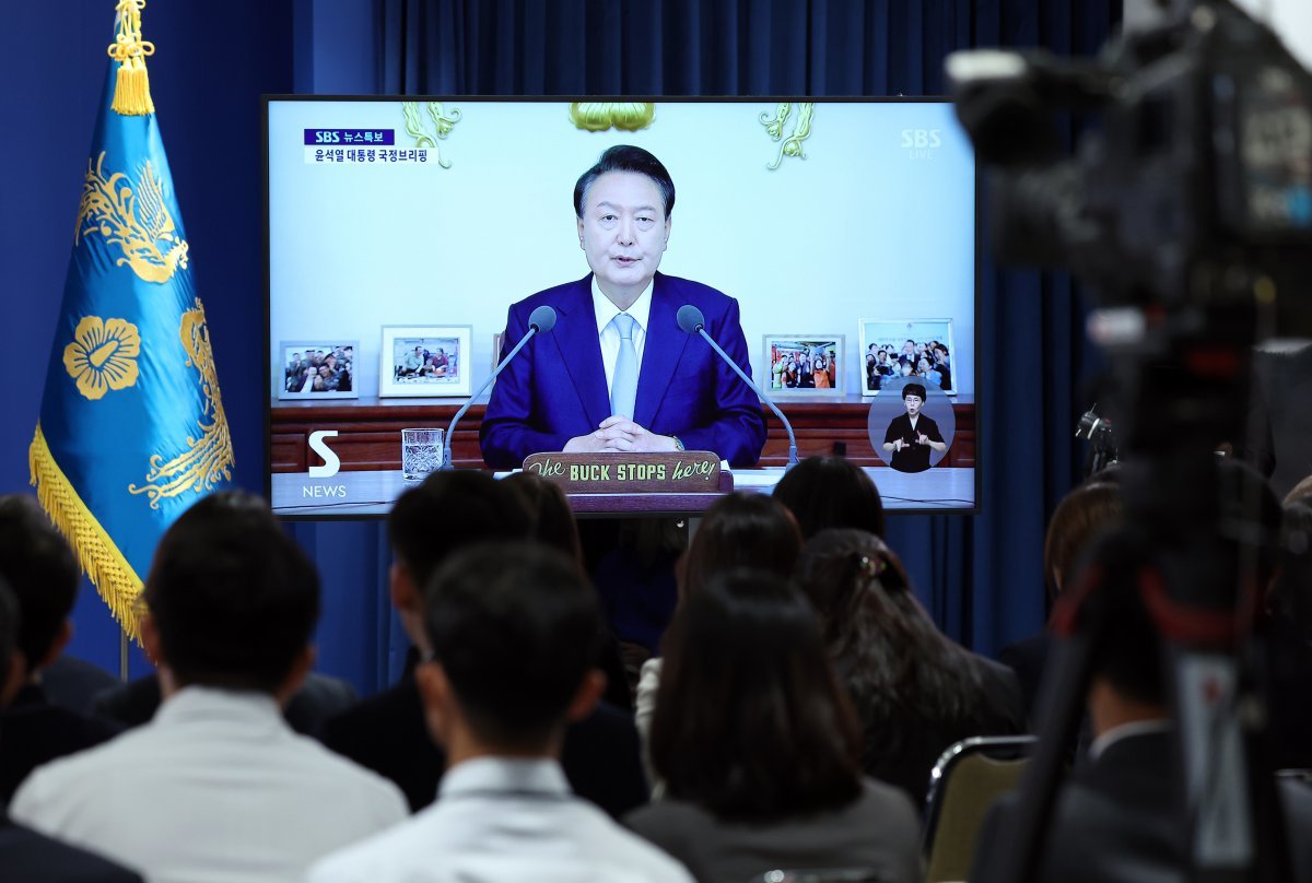 29일 서울 용산 대통령실청사 브리핑룸에서 취재진들이 윤석열 대통령의 국정브리핑을 모니터를 통해 지켜보고 있다. 2024.8.29/뉴스1 ⓒ News1