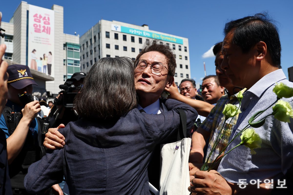 교육감직을 상실한 조희연 서울시교육감이 29일 오후 서울 종로구 서울특별시교육청에서 대법원 선고에 대한 입장을 밝힌 뒤 지지자와 포옹하며 나서고 있다. 이한결 기자 always@donga.com