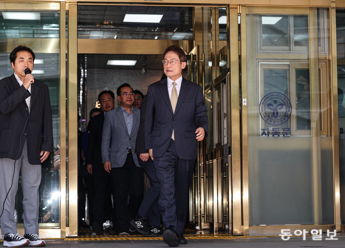 교육감직을 상실한 조희연 서울시교육감이 29일 오후 서울 종로구 서울특별시교육청에서 대법원 선고에 대한 입장발표를 위해 나오고 있다.	이한결 기자 always@donga.com