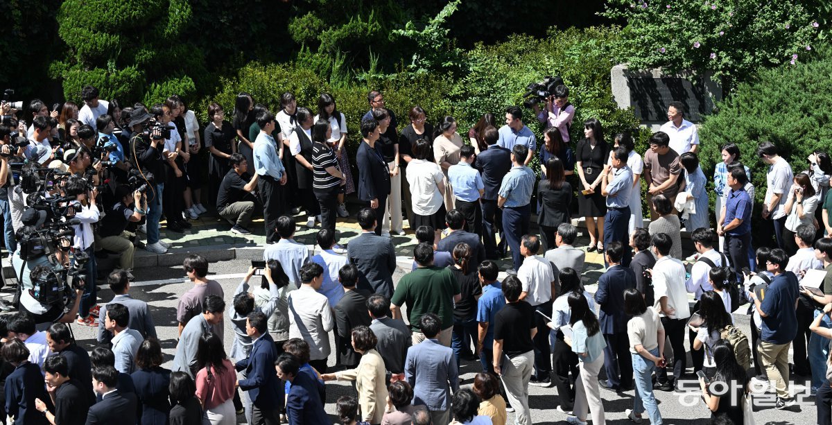 조희연 서울시교육감이 29일 오후 서울 종로구 서울특별시교육청에서 나서며 직원들과 인사하고 있다. 이한결 기자 always@donga.com