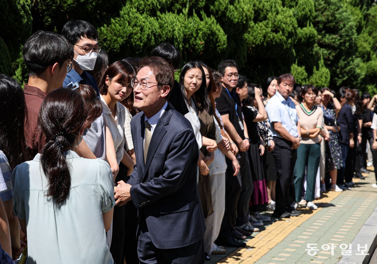 조희연 서울시교육감이 29일 오후 서울 종로구 서울특별시교육청에서 나서며 직원들과 인사하고 있다. 이한결 기자 always@donga.com