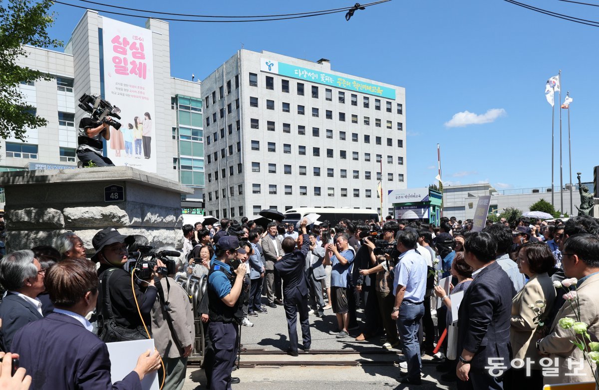 조희연 서울시교육감이 29일 오후 서울 종로구 서울특별시교육청을 나서며 손을 흔들고 있다. 이한결 기자 always@donga.com