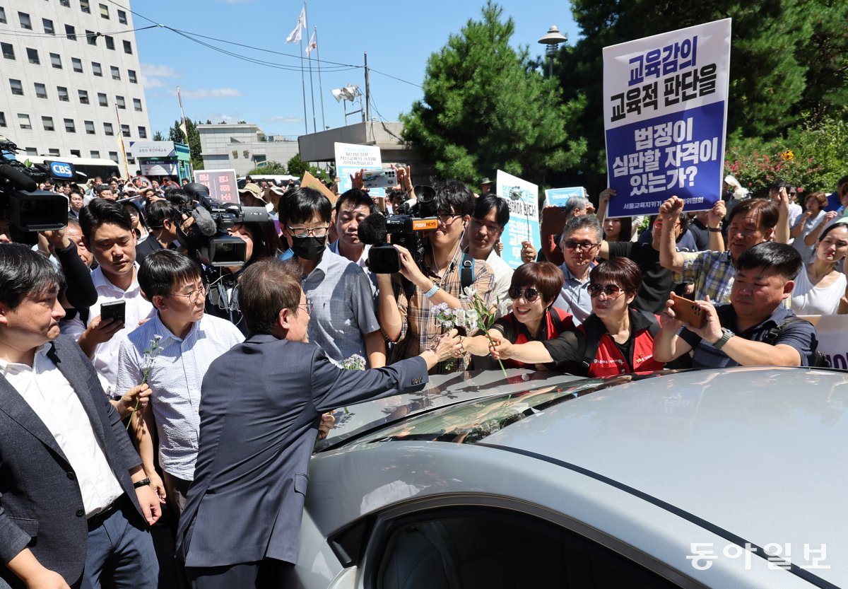 조희연 서울시교육감이 29일 오후 서울 종로구 서울특별시교육청을 나서며 지지자들에게 꽃을 받고 있다. 이한결 기자 always@donga.com