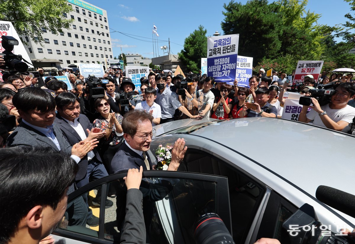 조희연 서울시교육감이 29일 오후 서울 종로구 서울특별시교육청 정문에서 차량에 탑승하며 손을 흔들고 있다. 이한결 기자 always@donga.com