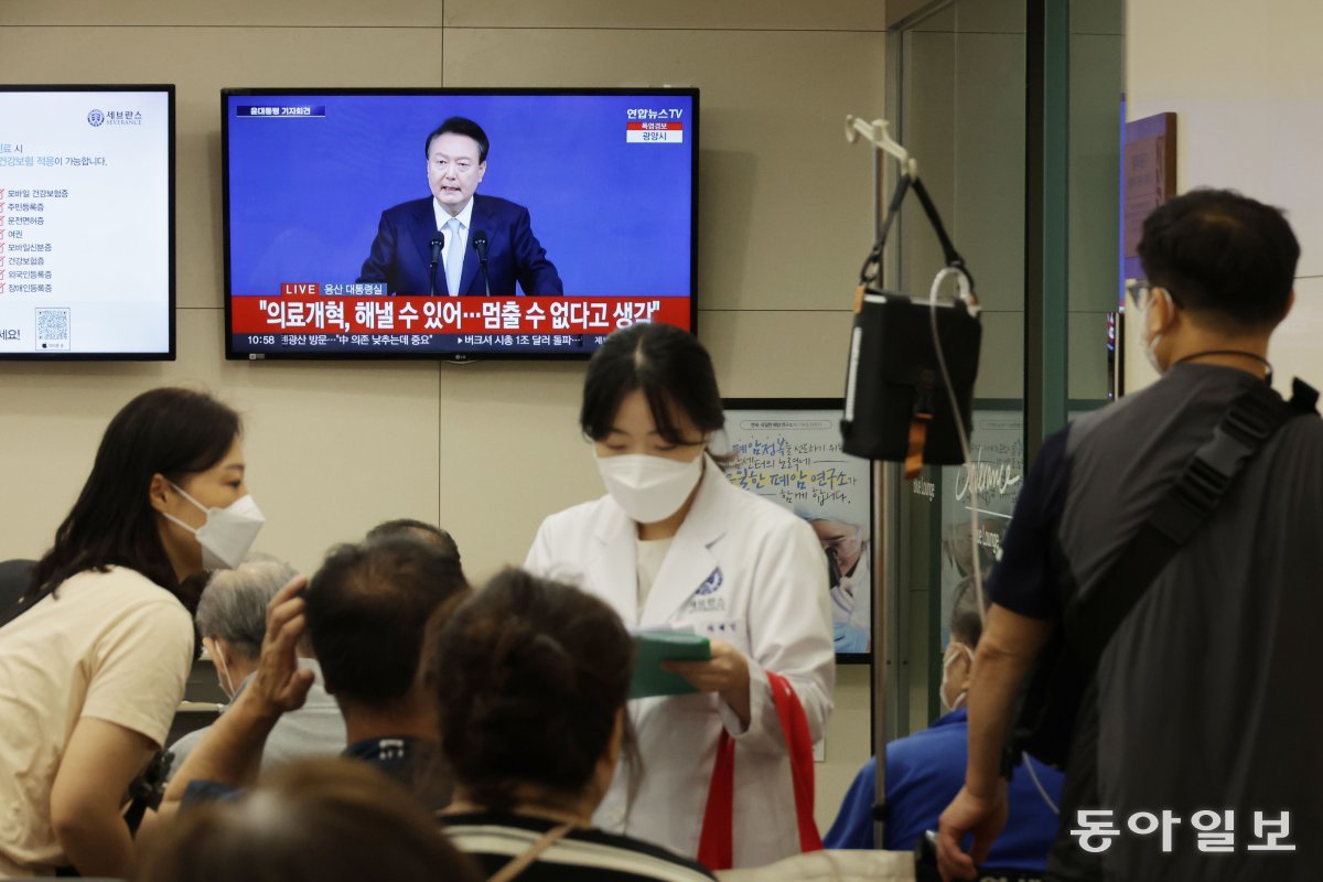 29일 오전 서울 서대문구 세브란스병원에서 의료진과 환자들이 윤석열 대통령의 국정브리핑 및 기자회견을 보고 있다. 윤 대통령은 이날 “국민 생명권과 건강권을 보장하는 의료개혁을 하지 않으면 국가라 할 수 있겠느냐”며 의대 정원 증원을 포함한 의료개혁 강행 의지를 밝혔다. 박형기 기자 oneshot@donga.com