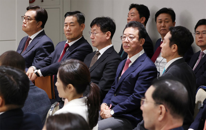 尹회견 지켜보는 참모진
29일 오전 서울 용산 대통령실 브리핑룸에서 열린 윤석열 대통령의 국정브리핑 및 기자회견에 정진석 비서실장, 신원식 국가안보실장,
 성태윤 정책실장, 홍철호 정무수석비서관, 이도운 홍보수석비서관(사진 가운데 줄 왼쪽부터) 등 참모진이 배석해 있다. 뉴스1