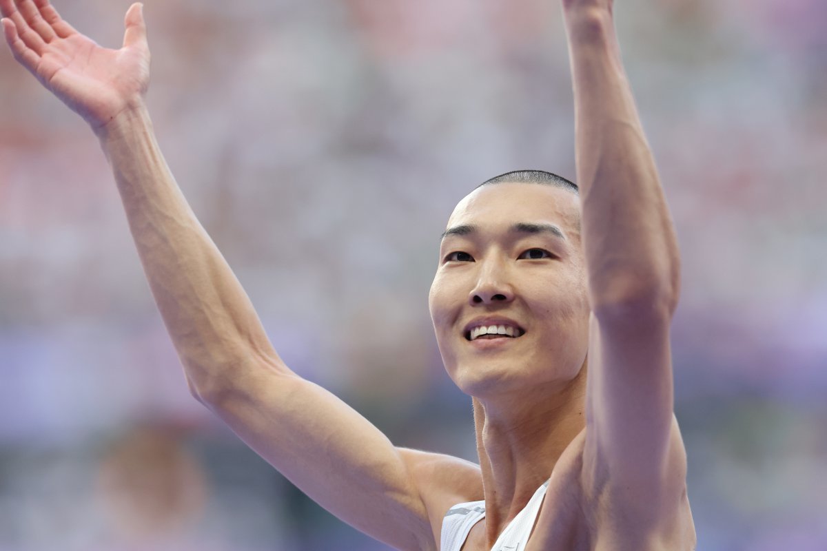 대한민국 대표팀 우상혁이 11일(한국시간) 프랑스 파리 스타드 드 프랑스에서 열린 2024 파리 올림픽 남자 육상 높이뛰기 결선에서 2.31m 3차시기를 앞두고 관중들의 호응을 유도하고 있다. 2024.8.11/뉴스1