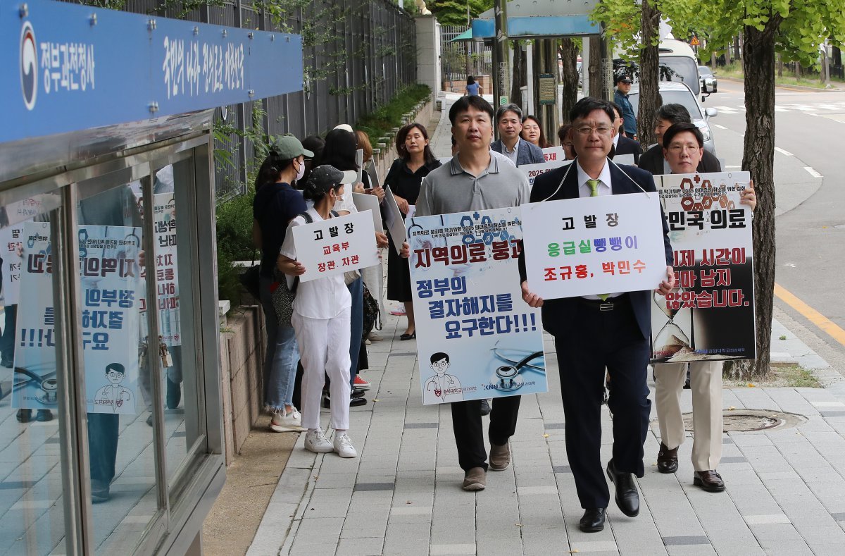 이병철 변호사와 방재승 전 서울대의대 비대위원장을 비롯한 의대교수, 전국의대학부모연합 학부모들이 27일 오후 의대증원 관련 보건복지부 조규홍 장관, 박민수 차관, 이주호 사회부총리 겸 교육부 장관 등의 강제수사를 촉구하는 기자회견을 갖기위해 경기도 과천정부청사 공수처 앞으로 향하고 있다. 뉴스1