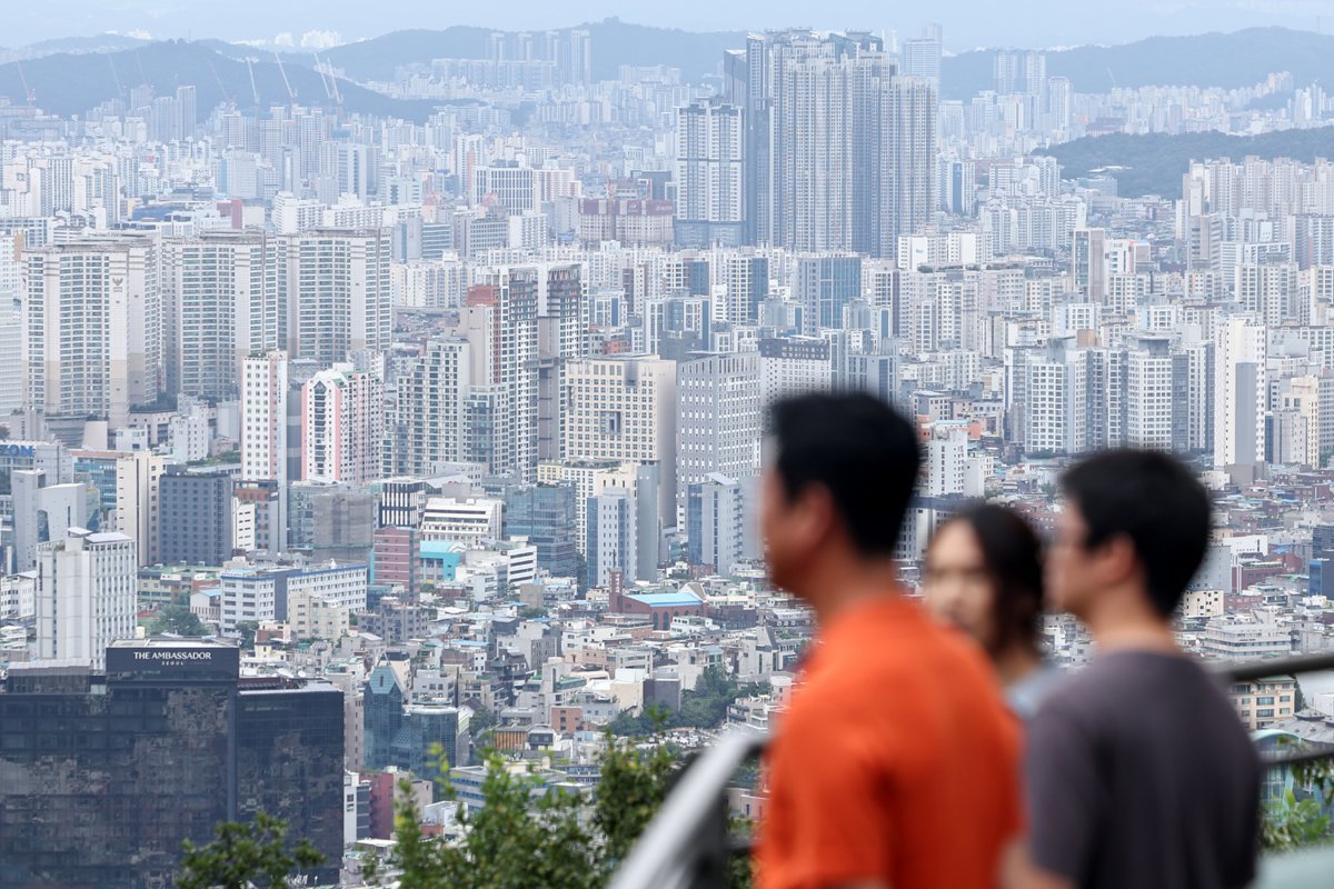 서울 중구 남산에서 바라본 시내 아파트 밀집 지역. 2024.8.21/뉴스1