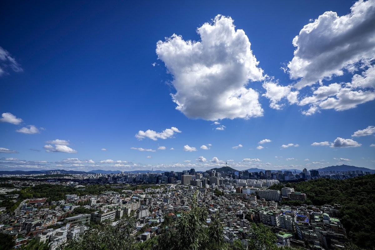 맑은 날씨를 보인 29일 서울 종로구에 파란 하늘이 보이고 있다. 2024.08.29. 뉴시스