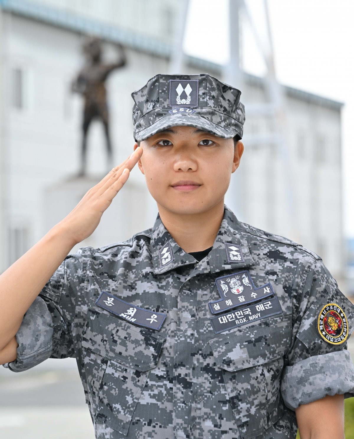 해군은 30일 대한민국 해군 최초의 여군 심해잠수사(SSU)가 탄생했다고 밝혔다. 해난구조 기본과정을 수료하고 여군 최초로 심해잠수사가 된 문희우 대위(진)가 포즈를 취하고 있다. (해군 제공) 2024.8.30/뉴스1