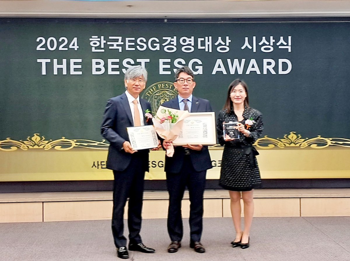 2024 한국ESG경영대상 'THE BEST ESG’ 시상식에서 송영환 LH 기획조정실장(가운데), 윤재은 한국ESG위원회 이사장(왼쪽), 유연정 ESG코리아뉴스 대표(오른쪽)