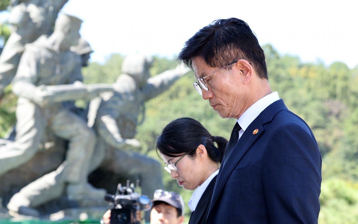 김문수 신임 고용노동부 장관이 30일 오후 서울 동작구 국립서울현충원 현충탑에 참배하고 있다. 2024.8.30. 뉴스1