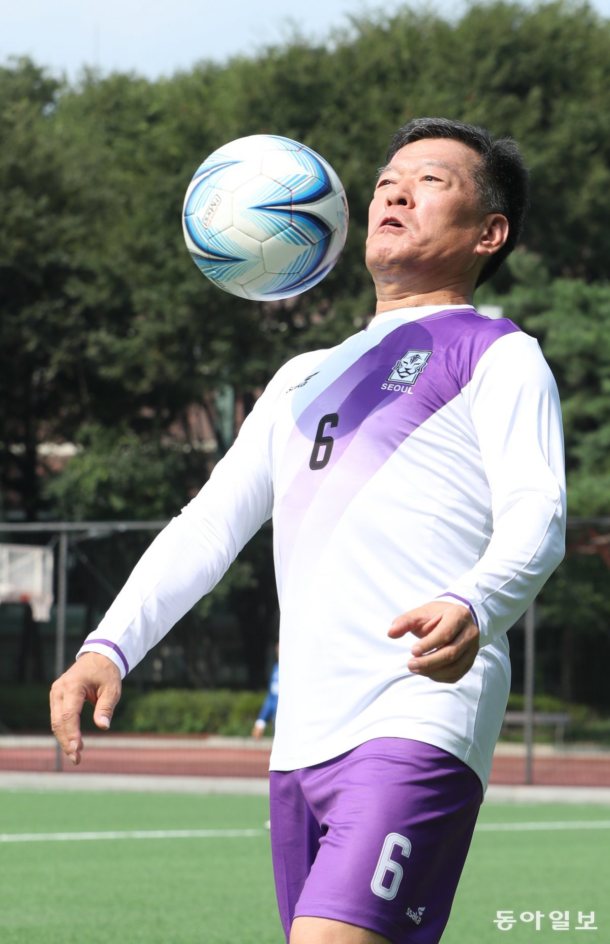 정진설 회장이 서울 서초구 양재근린공원 축구장에서 볼 트래핑을 하고 있다. 학창시절 축구선수 꿈을 포기했던 그는 20대 후반부터 생활축구 동호회에 가입해 지금까지 공을 차며 건강하고 즐거운 삶을 만들어 가고 있다. 신원건 기자 laputa@donga.com