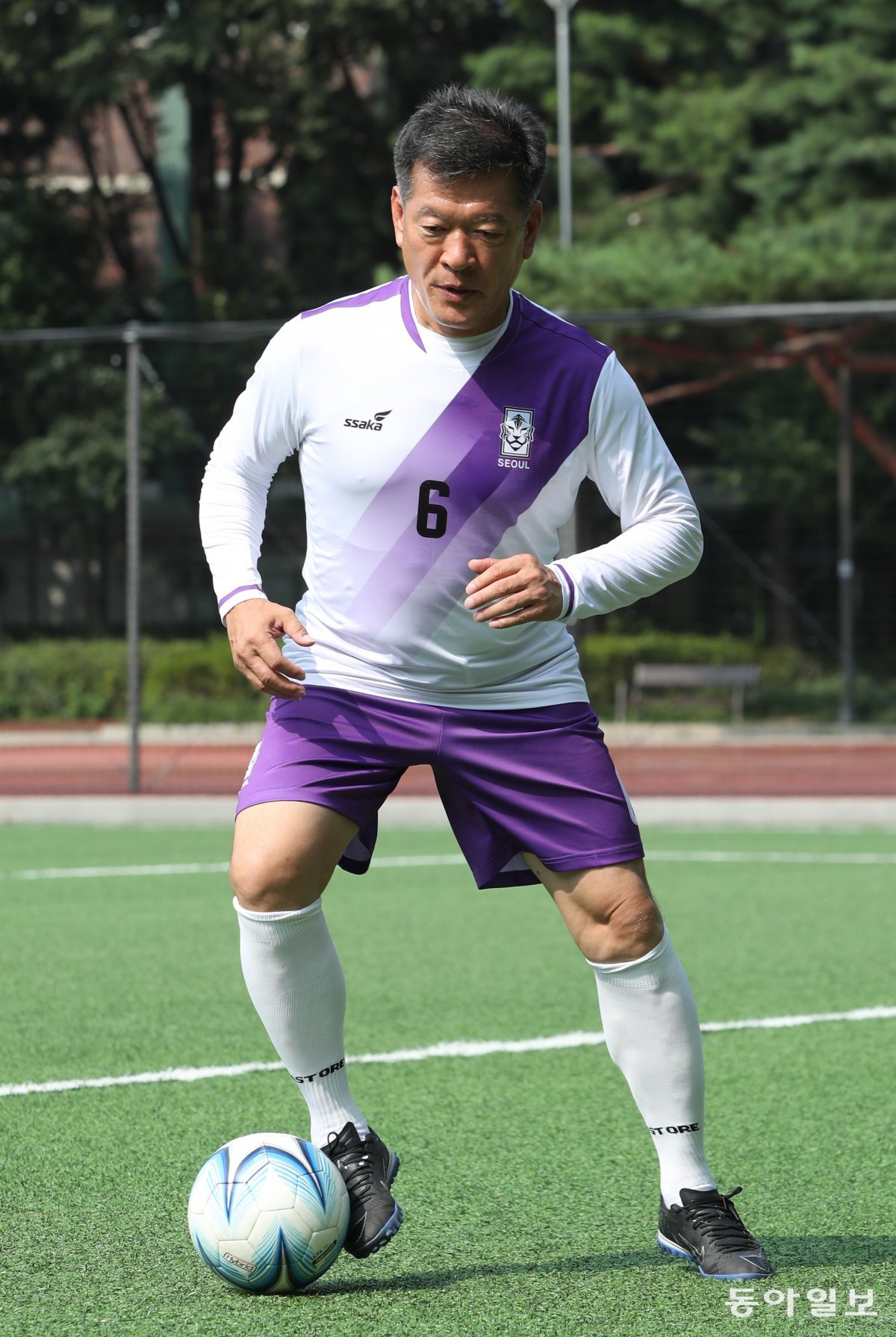 Chairman Jeong Jin-seol is dribbling the ball at the Yangjae Neighborhood Park soccer field in Seocho-gu, Seoul. Reporter Shin Won-geon laputa@donga.com