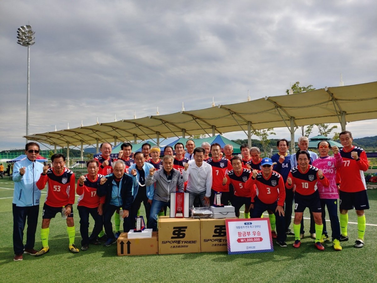 Chairman Jeong Jin-seol (fourth from the right in the front row) poses with the Seocho-gu 70s National Team after they won the 11th President’s Cup National Soccer Festival in 2022. Courtesy of Chairman Jeong Jin-seol