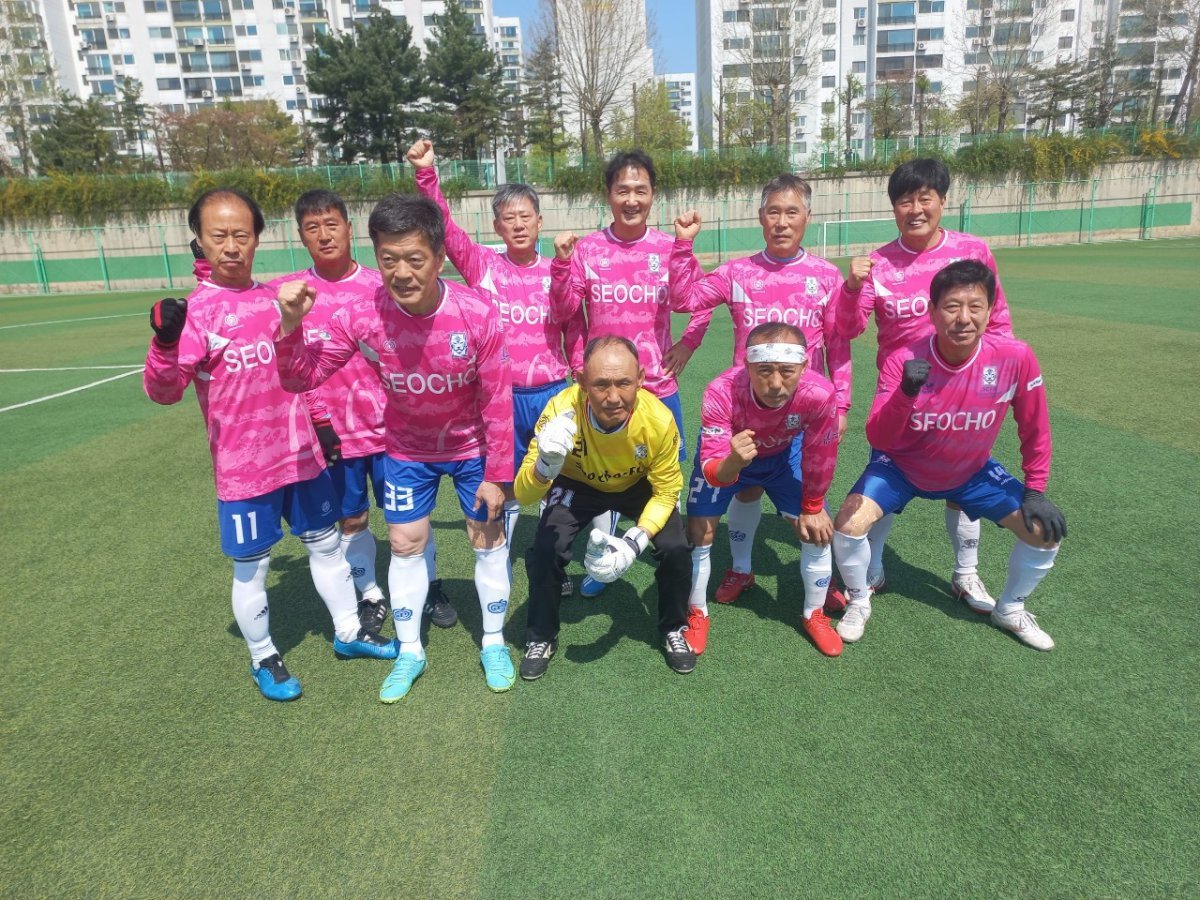 Chairman Jeong Jin-seol (front row, left) playing for Seocho FC. Courtesy of Chairman Jeong Jin-seol