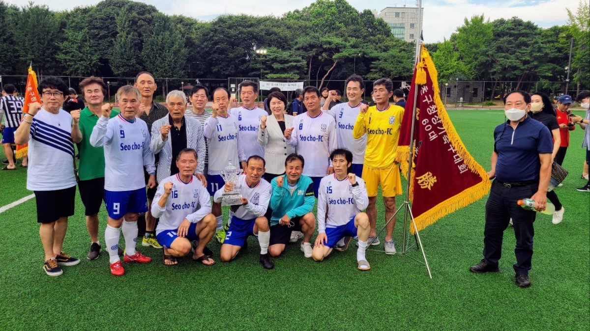 정진설 회장(뒷줄 오른쪽에서 다섯 번째)이 서초 FC가 서초구축구협회장기 60대에서 우승한 뒤 함께 카메라 앞에 섰다. 정진설 회장 제공