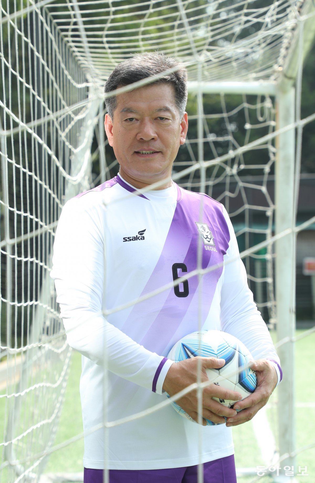 Chairman Jeong Jin-seol poses behind the goal net at the Yangjae Neighborhood Park soccer field in Seocho-gu, Seoul. Reporter Shin Won-geon laputa@donga.com